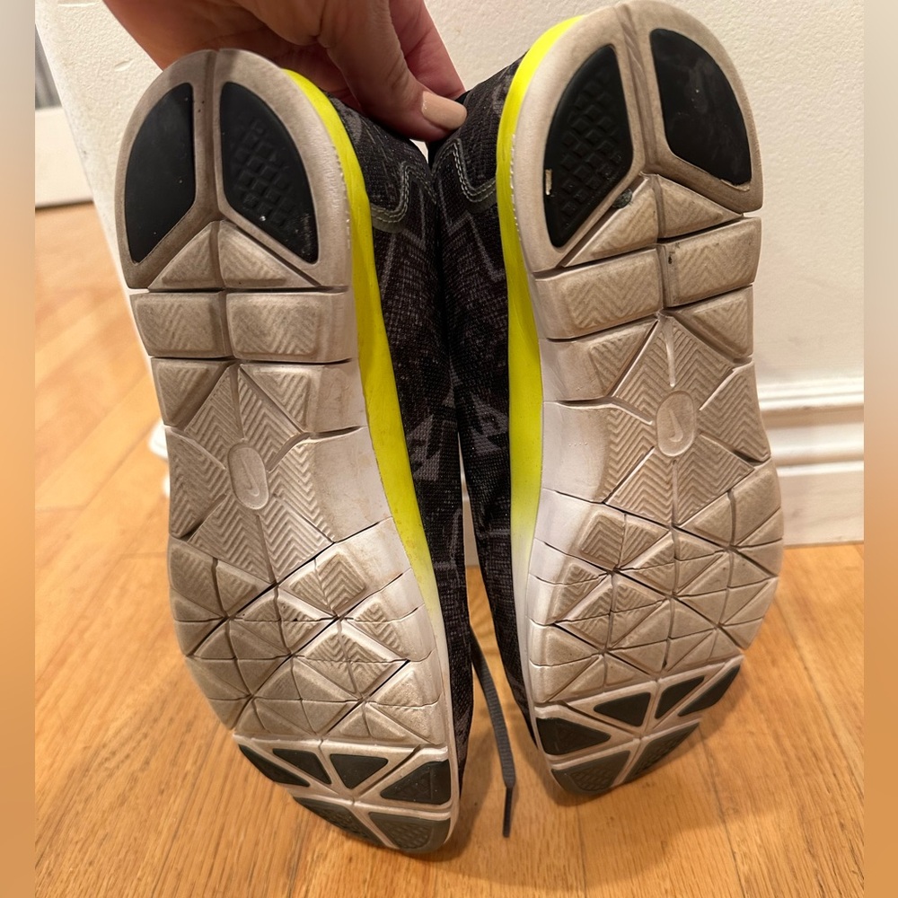 Nike Women’s  Black and Gray Pendelton Print Athletic Shoes - Picture 5 of 7